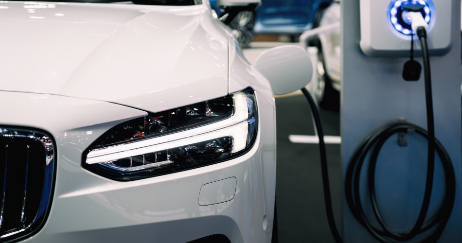 Une borne de recharge à domicile et un véhicule électrique